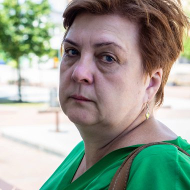 Şehir Parkı'nda dinlenen orta yaşlı kadın 
