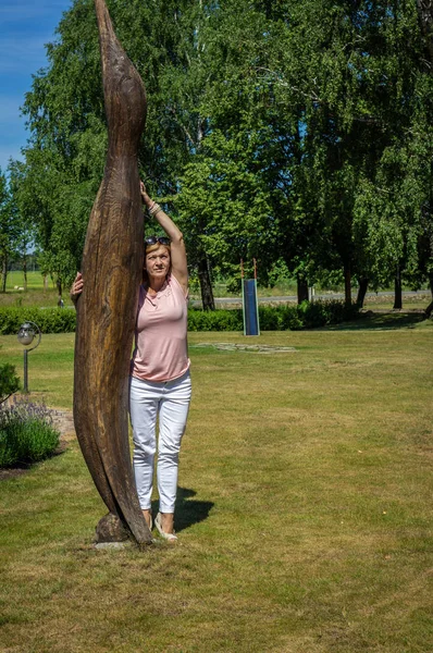 Femme d'âge moyen se reposant dans le parc de la ville — Photo