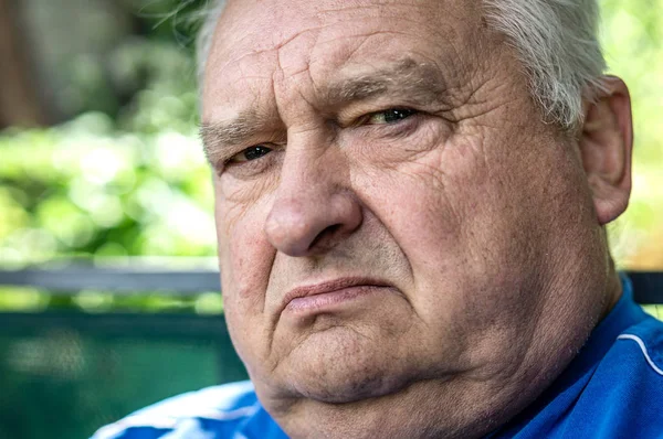 Vieux grand-père en colère regarde dans l'objectif de la caméra — Photo