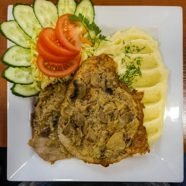 Cerdo asado con champiñones y patatas, tomate, pepino y cabina —  Fotos de Stock