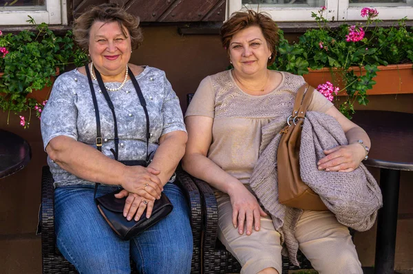 Twee volwassen vrouwen rusten in het stads Park Rechtenvrije Stockfoto's