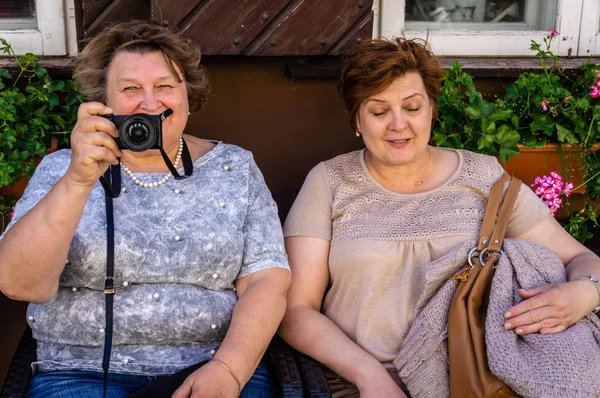 Két érett nő a turisták pihenni a város Park — Stock Fotó