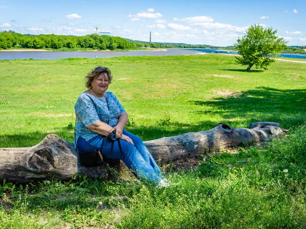 Une vieille touriste avec une caméra reposant dans la ville Park sitt — Photo