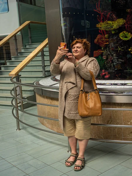 Mulher madura tira uma selfie no shopping — Fotografia de Stock