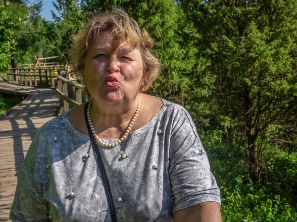 Olgun kadın turist ardıç Parkı'nda istirahat — Stok fotoğraf