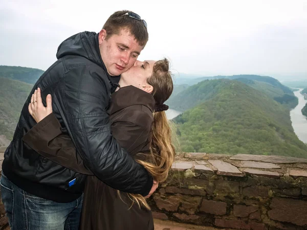 Una familia joven viaja en otoño en chaquetas —  Fotos de Stock