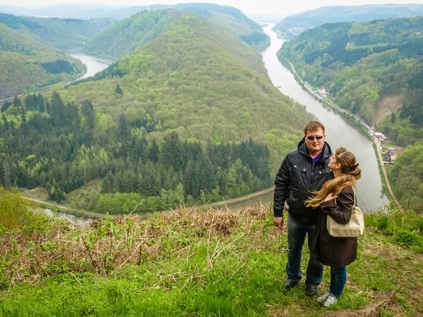 Junge verliebte Menschen reisen in einem — Stockfoto