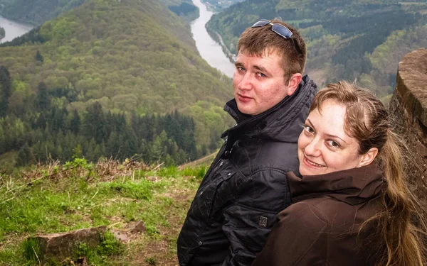 Young people in love travel to interesting places in Europe in a — Stock Photo, Image