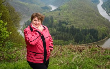 Park'ta dinleniyor kırmızı ceketli olgun kadın 