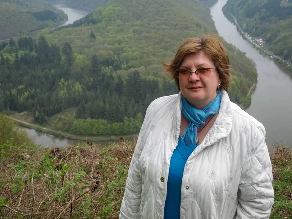 Femme mûre dans une veste légère et des lunettes reposant dans le parc — Photo