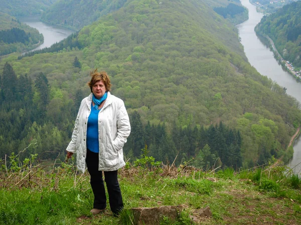 Dospělá žena v lehké bundě a brýle odpočívající v parku — Stock fotografie