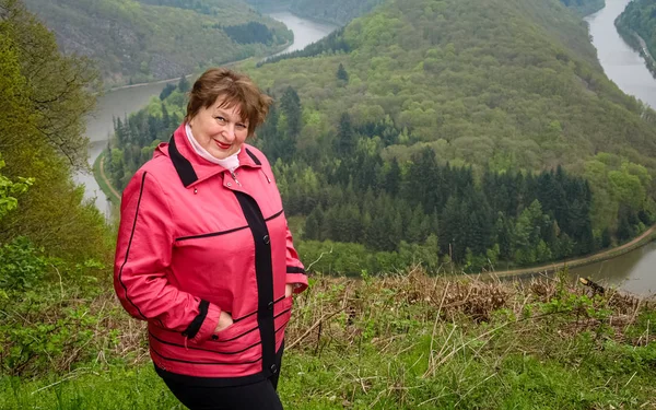 Femme mûre dans une veste rouge reposant dans le parc — Photo