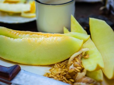 Dilimler halinde kavun ve tohumları kesilmiş 