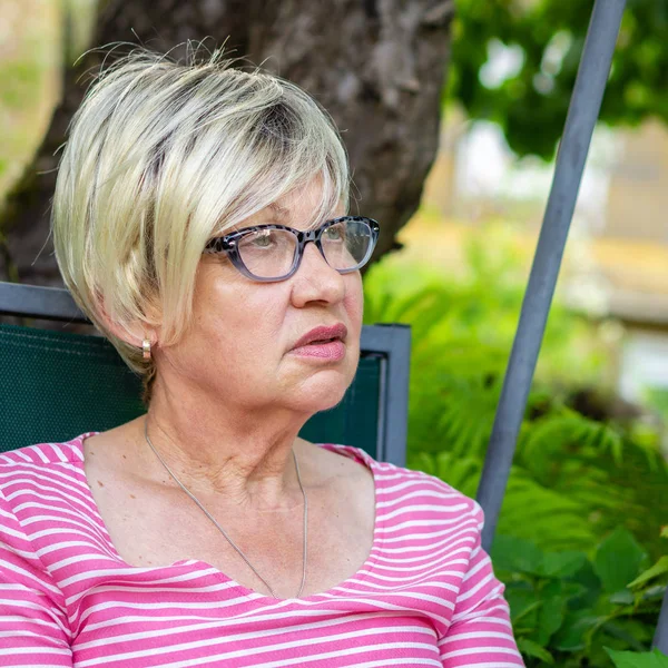 Reife Frau rastet im Stadtpark aus — Stockfoto