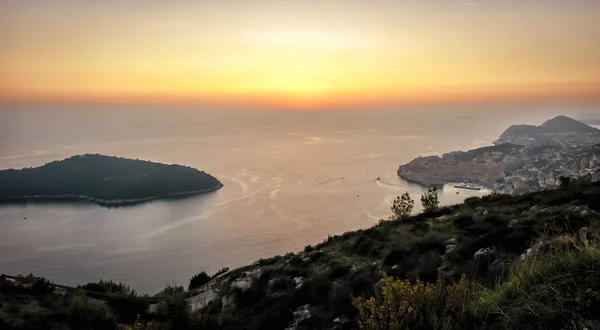 Coucher de soleil sur la mer. La côte méditerranéenne — Photo