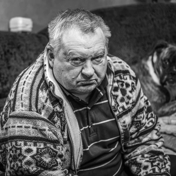 Brooding tıraşsız eski Büyükbaba onun önünde bakıyor — Stok fotoğraf