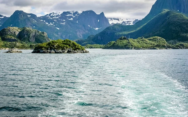 Die Fjorde Norwegens. Felsküste. — Stockfoto