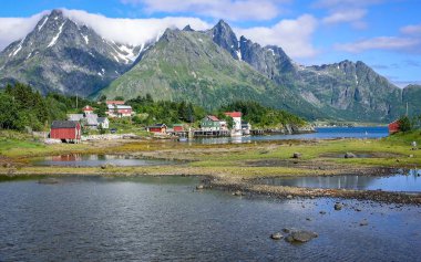 Norveç 'In fiyord 'leri. Kayalık sahil, mesafe görebilirsiniz t