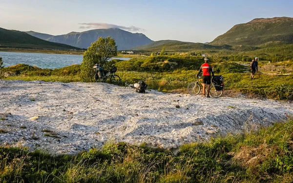 Die Radler ruhen sich in einem Zelt am Ufer eines Fjords aus — Stockfoto