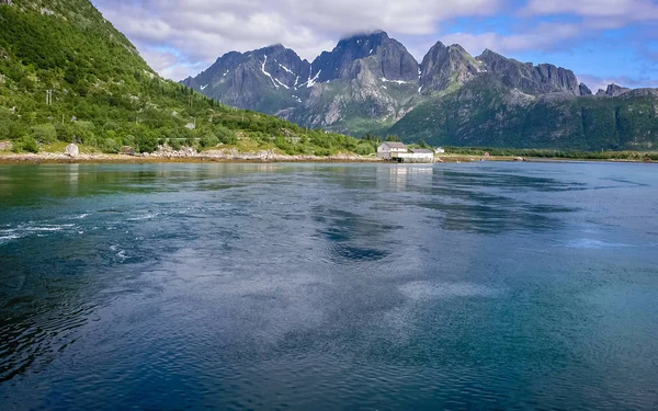 Die Fjorde Norwegens. felsige Küste, in der Ferne sieht man — Stockfoto