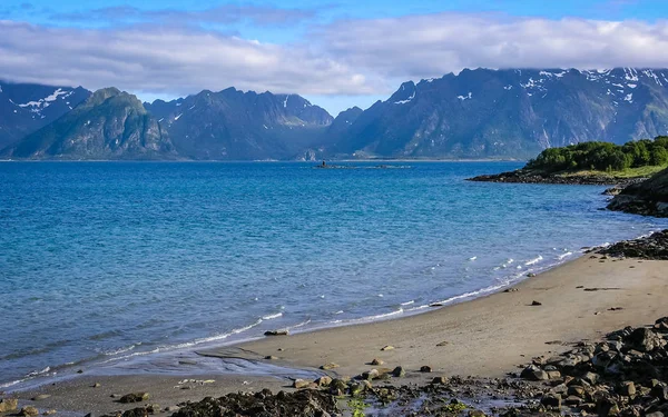 Fjorde in Norwegen. Ebbe. Schnee in den Bergen — Stockfoto