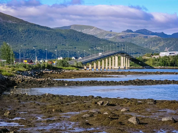 Fjordok Norvégiában. Dagály. A falu és a közúti híd — Stock Fotó