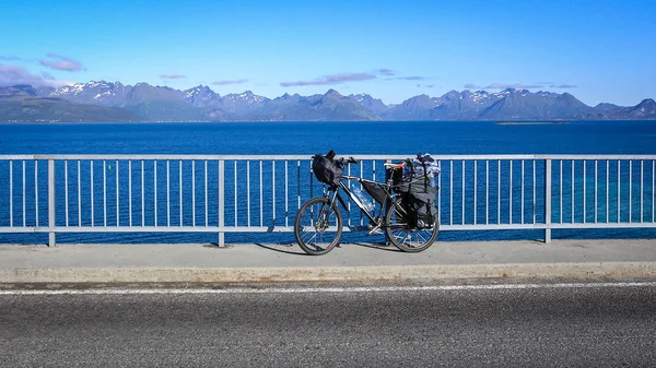 Norské fjordy. Cyklista opřel kolo o zábradlí — Stock fotografie