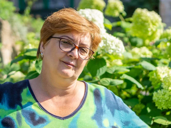 Volwassen vrouw wandelen op een zonnige dag in het Park — Stockfoto