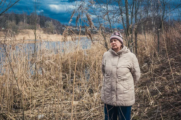 Güneşli bir kış gününde yürüyen olgun kadın — Stok fotoğraf