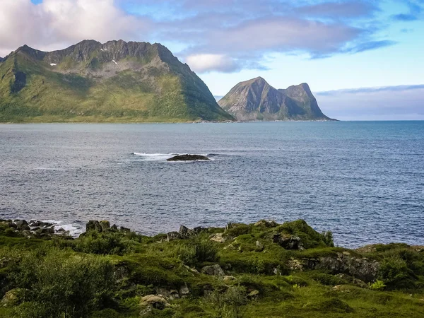 Die Fjorde Norwegens. felsige Küste, in der Ferne sieht man — Stockfoto