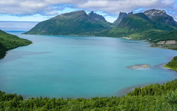 Los fiordos de Noruega. Costa rocosa. Día soleado, en la distancia yo — Foto de Stock