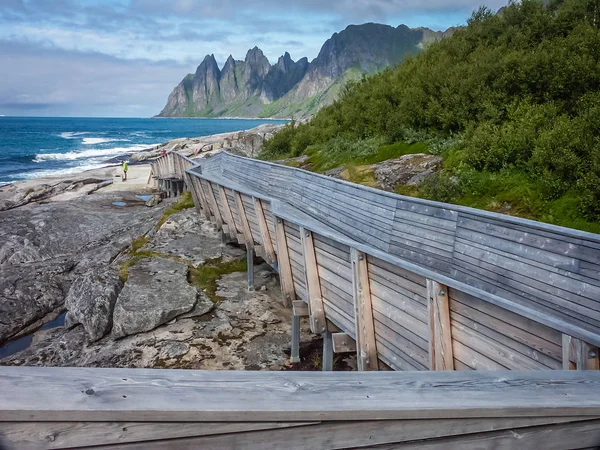 De fjorden van Noorwegen. Rotsachtige kust. Zonnige dag — Stockfoto