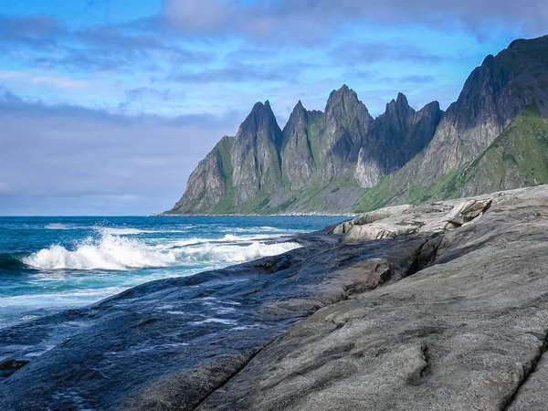 Die Fjorde Norwegens. felsige Küste. sonniger Tag — Stockfoto