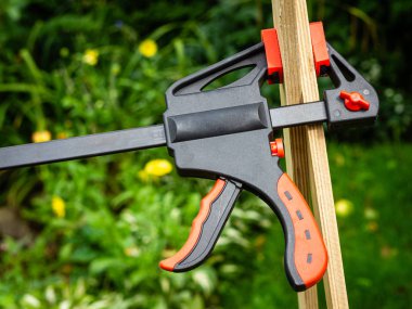 Kırmızı kaplamalı, raflı ve pinyonlu kelepçe doğrama siyahı