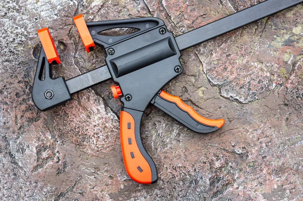 Kırmızı kaplamalı, raflı ve pinyonlu kelepçe doğrama siyahı