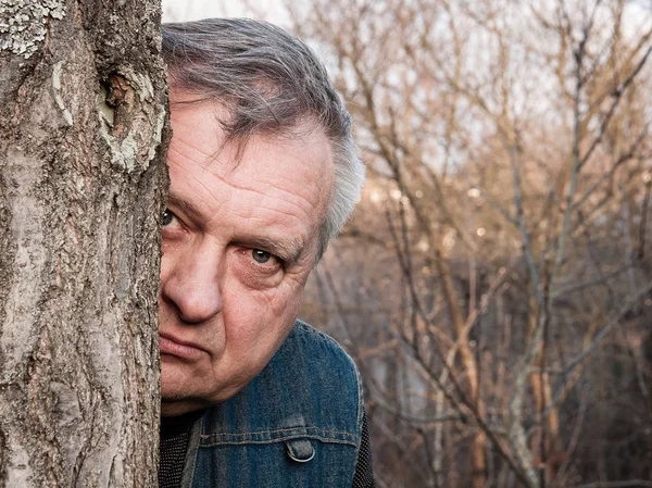 Brooding unshaven vecchio nonno guarda di fronte a lui — Foto Stock