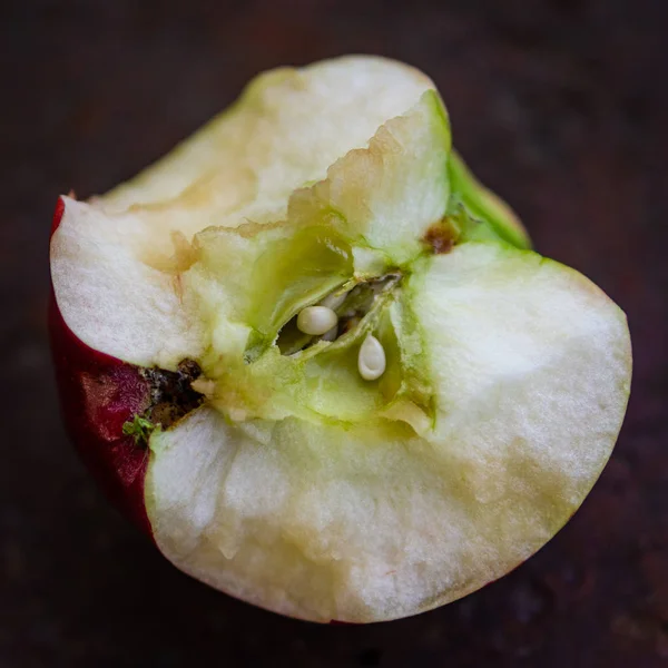 Fraîchement mordu rouge Apple close-up — Photo