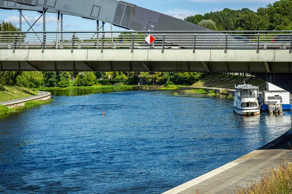 Río Neris fluye a través del centro de Vilna — Foto de Stock