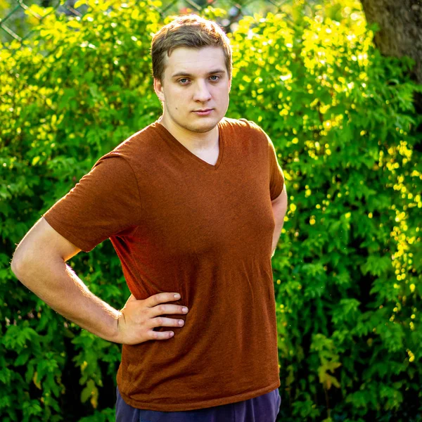 Um cara jovem em uma camisa marrom se comunica — Fotografia de Stock