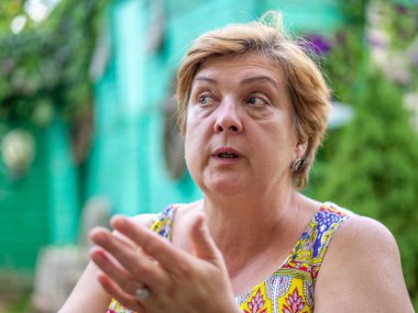 Olgun kadın bir bankta oturan iletişim kurar 