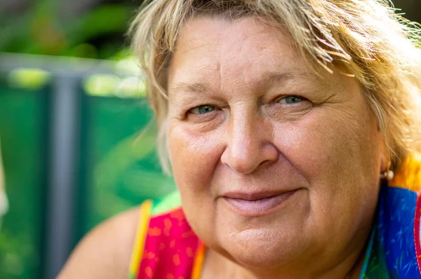 Olgun kadın Park'ta bir bankta istirahat