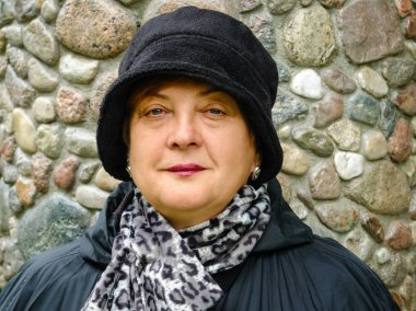Siyah şapka dinleniyor Pensive Olgun kadın
