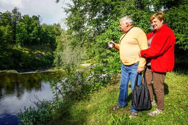 Ett äldre par vilar i parken — Stockfoto