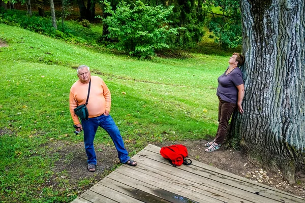 Yaşlı çift parkta istirahat — Stok fotoğraf