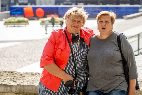 Dos mujeres maduras se comunican en el casco antiguo — Foto de Stock