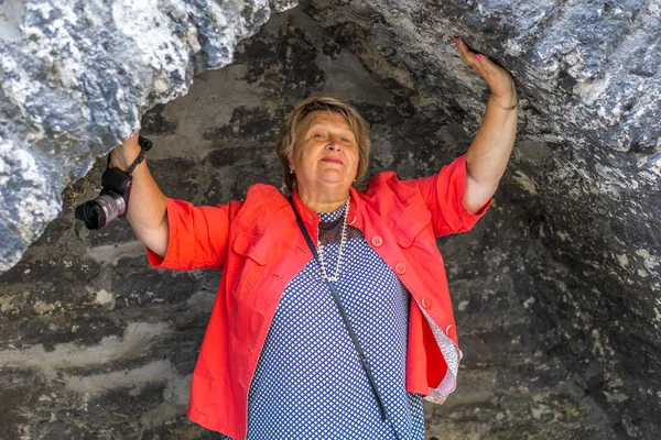 Volwassen vrouw wandelen rond de oude stad. — Stockfoto