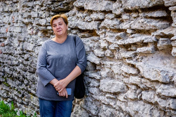 Donna matura che cammina per il centro storico. Tallinn — Foto Stock