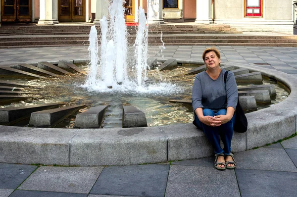 Donna matura che cammina per il centro storico. Tallinn — Foto Stock