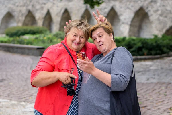 Duas mulheres maduras se socializam na cidade velha. Tallinn — Fotografia de Stock