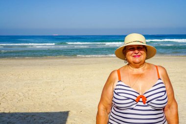 Yaşlı bir kadın sıcak Akdeniz 'de banyo yapıyor.